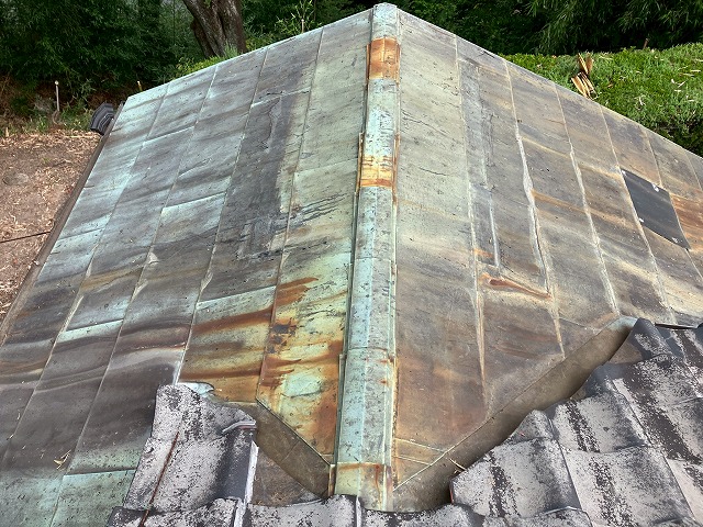 錆びた金属屋根